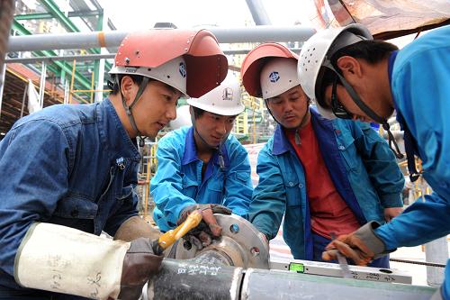 6月5日,施工人員在河南濮陽中原石化60萬噸/年甲醇制烯烴(MTO)項(xiàng)目裝置區(qū)進(jìn)行焊接前的數(shù)據(jù)核查工作。中原石化60萬噸/年甲醇制烯烴(MTO)項(xiàng)目是中國石化響應(yīng)國家資源石油替代戰(zhàn)略要求,積極轉(zhuǎn)變發(fā)展方式、調(diào)整產(chǎn)業(yè)結(jié)構(gòu),自主研發(fā)的第一套MTO工藝裝置,這標(biāo)志著我國煤基烯烴國產(chǎn)技術(shù)工業(yè)化邁出重要一步。該項(xiàng)目于2010年4月16日在河南省濮陽市開工奠基,計(jì)劃今年8月投料開車。甲醇制烯烴(MTO)是指以煤或天然氣合成的甲醇為原料生產(chǎn)低碳烯烴的工藝。新華社發(fā)(胡慶明 攝)