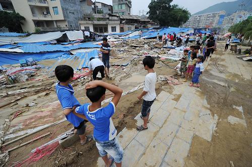 6月7日,望謨縣街頭市民在一處廢墟邊尋找自家的財物。截至6月7日,貴州暴雨洪澇災(zāi)害仍在持續(xù),全省14個縣市不同程度遭受暴雨洪澇災(zāi)害,受災(zāi)人口增至40余萬。災(zāi)情最重的望謨縣,目前據(jù)統(tǒng)計已死亡14人,失蹤52人。新華社記者 劉續(xù) 攝