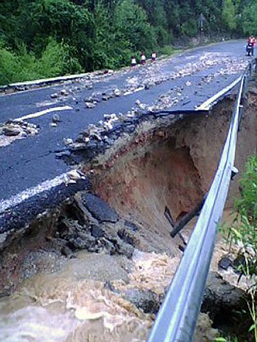 6月10日,江西省道306線修水縣境內(nèi)路段被洪水沖毀。 當(dāng)日凌晨,贛北修水縣出現(xiàn)罕見大暴雨,導(dǎo)致山洪暴發(fā),災(zāi)情進(jìn)一步加重。據(jù)最新排查統(tǒng)計(jì),修水縣有約1200人被洪水圍困,緊急轉(zhuǎn)移2.6萬(wàn)人。目前,當(dāng)?shù)財(cái)?shù)千名救援人員已投入抗洪搶險(xiǎn)中,緊急轉(zhuǎn)移、解救被困人員。新華社發(fā)