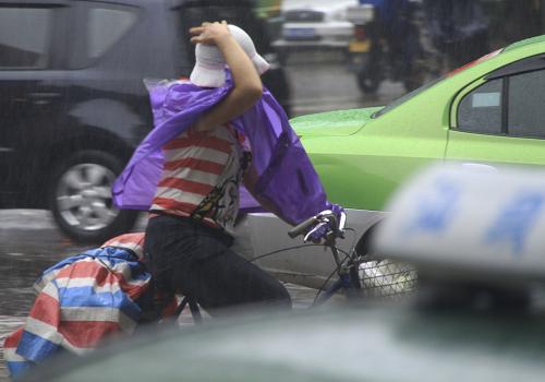 6月11日上午,廣東汕頭街頭,一名居民手護(hù)著帽子頂風(fēng)冒雨艱難騎車出行。 今年第3號熱帶風(fēng)暴“莎莉嘉”于6月11日早晨5時45分在廣東汕頭市濠江區(qū)沿海地區(qū)登陸,登陸時中心附近最大風(fēng)力8級。 廣東省氣象臺預(yù)計,“莎莉嘉”登陸后繼續(xù)向偏北方向移動,強(qiáng)度將迅速減弱。受“莎莉嘉”影響,11日粵東沿海和陸地有5至7級大風(fēng),汕頭、梅州、揭陽、潮州等地市仍有大到暴雨。 新華社發(fā)(姚軍 攝)