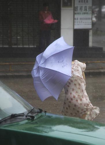6月11日上午,廣東汕頭一名居民打著傘頂風(fēng)冒雨在街頭艱難前行。 今年第3號熱帶風(fēng)暴“莎莉嘉”于6月11日早晨5時45分在廣東汕頭市濠江區(qū)沿海地區(qū)登陸,登陸時中心附近最大風(fēng)力8級。 廣東省氣象臺預(yù)計,“莎莉嘉”登陸后繼續(xù)向偏北方向移動,強(qiáng)度將迅速減弱。受“莎莉嘉”影響,11日粵東沿海和陸地有5至7級大風(fēng),汕頭、梅州、揭陽、潮州等地市仍有大到暴雨。 新華社發(fā)(姚軍 攝)