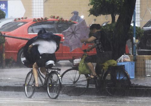 6月11日上午,廣東汕頭街頭,兩名居民頂風(fēng)冒雨艱難騎車出行。 今年第3號熱帶風(fēng)暴“莎莉嘉”于6月11日早晨5時45分在廣東汕頭市濠江區(qū)沿海地區(qū)登陸,登陸時中心附近最大風(fēng)力8級。 廣東省氣象臺預(yù)計,“莎莉嘉”登陸后繼續(xù)向偏北方向移動,強(qiáng)度將迅速減弱。受“莎莉嘉”影響,11日粵東沿海和陸地有5至7級大風(fēng),汕頭、梅州、揭陽、潮州等地市仍有大到暴雨。 新華社發(fā)(姚軍 攝)
