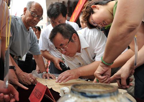 6月11日,專家為市民提供現(xiàn)場(chǎng)文物鑒定。 當(dāng)天,天津市文物局在元明清天妃宮遺址博物館舉行第六個(gè)“文化遺產(chǎn)日”活動(dòng),推出《發(fā)現(xiàn)我們的過(guò)去——探索水下文化遺產(chǎn)》專題講座、《天津市第三次全國(guó)文物普查成果展覽》和現(xiàn)場(chǎng)文物鑒定等活動(dòng),讓市民了解身邊的文化遺產(chǎn)。 新華社記者岳月偉攝