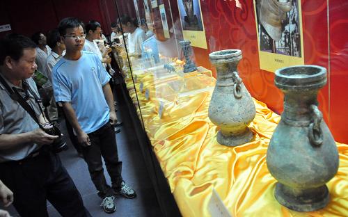 6月10日,市民在廣西博物館參觀展出的圓明園文物。 當(dāng)日,“不能忘卻的紀(jì)念——圓明園文化遺產(chǎn)全國(guó)巡展·南寧站”展覽在廣西博物館揭幕開(kāi)展。展覽以展板和實(shí)物的形式,講述圓明園三百年的歷史文化。共展出圓明園出土文物、修復(fù)文物177件,同時(shí)還展出精仿圓明園海晏堂十二獸首、圓明園系列油畫、圓明園四十景長(zhǎng)卷、圓明園銅版畫等,吸引了眾多參觀者。 新華社發(fā)(陸波岸 攝)