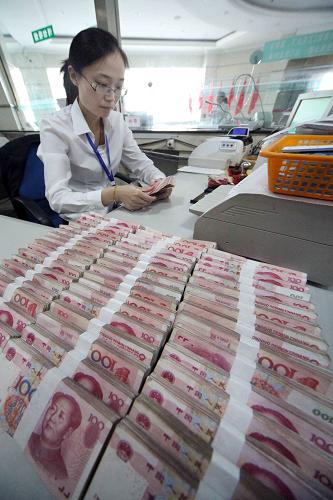 央行今年內第六次上調存款準備金率 6月14日,江蘇省連云港市贛榆縣農村商業(yè)銀行營業(yè)員在清點人民幣。 中國人民銀行(央行)6月14日決定,從2011年6月20日起,再度上調存款類金融機構人民幣存款準備金率0.5個百分點。這是央行今年以來第六次上調存款準備金率。此次上調之后,大中型金融機構存款準備金率達到了21.5%的高位。 新華社發(fā)(司偉 攝)