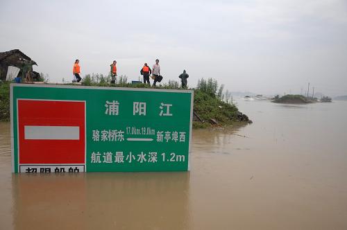 6月17日拍攝的浙江省諸暨市店口鎮(zhèn)三江口解放湖段被洪水沖開的缺口。新華社記者 黃宗治 攝