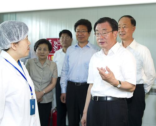 這是6月15日,賀國強(qiáng)在特變電工新疆新能源股份有限公司考察。新華社記者 黃敬文 攝