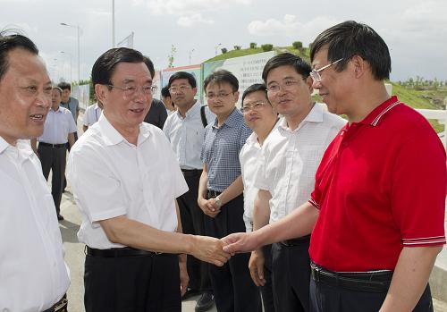 這是6月13日,賀國強(qiáng)來到霍爾果斯口岸,接見援疆干部代表。新華社記者 黃敬文 攝