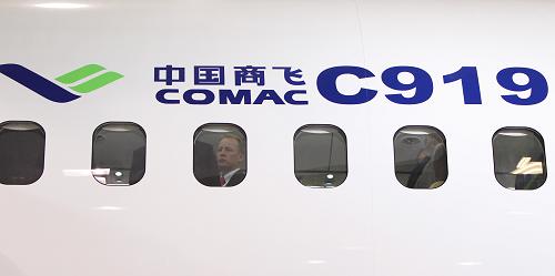 6月20日,人們?cè)诎屠韬秸股蠀⒂^中國(guó)自主研制的大型客機(jī)C919樣機(jī)。新華社記者 高靜 攝