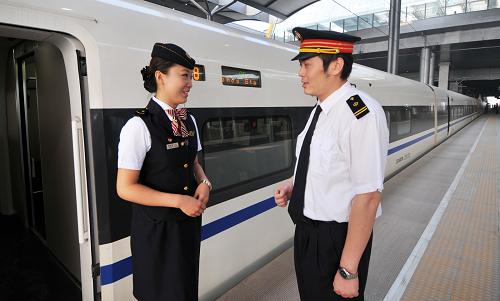 6月21日,天津西站車站客運(yùn)服務(wù)人員與高鐵乘務(wù)員進(jìn)行業(yè)務(wù)交接。 新華社發(fā)(楊寶森 攝)