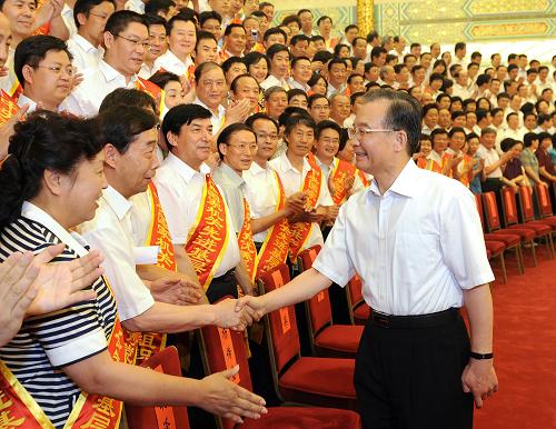 6月22日,中央國(guó)家機(jī)關(guān)先進(jìn)基層黨組織、優(yōu)秀共產(chǎn)黨員和優(yōu)秀黨務(wù)工作者表彰大會(huì)在北京人民大會(huì)堂舉行。會(huì)前,中共中央政治局常委、國(guó)務(wù)院總理溫家寶會(huì)見與會(huì)代表并講話。新華社記者 劉建生 攝