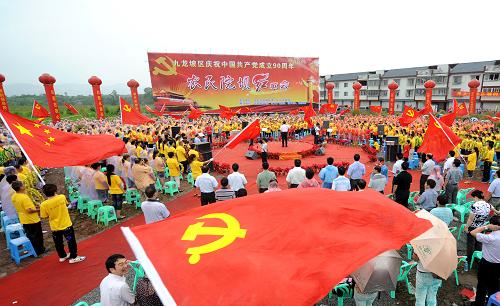 6月23日,農(nóng)民朋友齊唱《沒(méi)有共產(chǎn)黨就沒(méi)有新中國(guó)》。新華社發(fā)(周舸 攝)