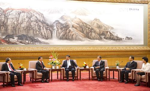 6月22日,中共中央政治局常委、國(guó)家副主席習(xí)近平在北京人民大會(huì)堂親切會(huì)見(jiàn)港區(qū)省級(jí)政協(xié)委員聯(lián)誼會(huì)訪問(wèn)團(tuán)全體成員。 新華社記者黃敬文攝
