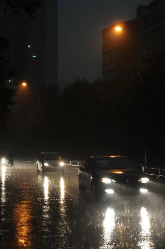 6月23日,在北京街頭,車輛在雨中行駛。新華社發(fā)(王振 攝)
