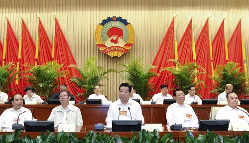 6月24日,政協(xié)十一屆全國(guó)委員會(huì)常委會(huì)第十四次會(huì)議圓滿完成各項(xiàng)議程后在北京閉幕。中共中央政治局常委、全國(guó)政協(xié)主席賈慶林出席閉幕會(huì)并講話。 新華社記者 王曄 攝