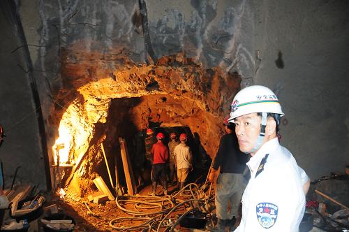 7月19日11時許,在大連隧道坍塌事故現(xiàn)場,救援人員連續(xù)人工作業(yè)挖掘救援通道。新華社發(fā)(呂文正 攝)