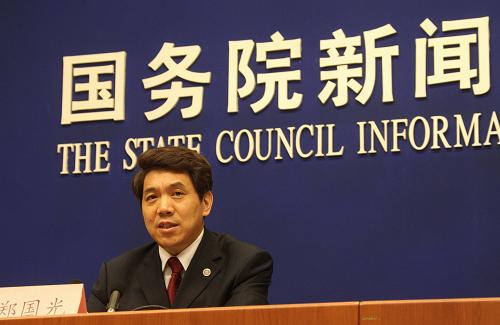 7月20日,中國氣象局局長鄭國光在國新辦新聞發(fā)布會(huì)上透露,上半年全國氣象干旱偏重,平均降水量為39年來最低。據(jù)鄭國光介紹,截至7月19日,全國平均降水量286.6毫米,比常年偏少13.4毫米。平均氣溫8.1攝氏度,也創(chuàng)15年來新低。新華社記者 汪永基 攝