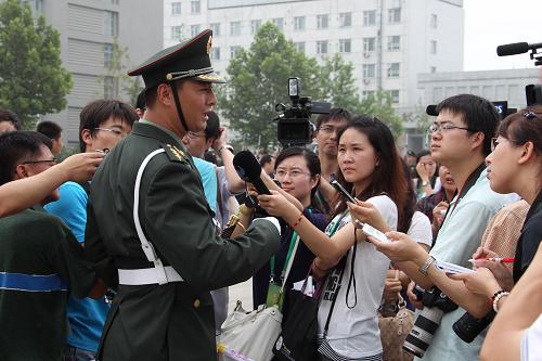 7月21日,中外媒體記者在中國(guó)人民解放軍三軍儀仗隊(duì)營(yíng)區(qū)采訪。新華社記者 王建民 攝