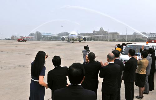 7月21日,接機儀式正在舉行。新華社發(fā)(王澤民 攝)