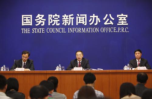 7月21日,工業(yè)和信息化部總工程師朱宏任在國(guó)新辦新聞發(fā)布會(huì)上表示,今年上半年全國(guó)工業(yè)經(jīng)濟(jì)繼續(xù)呈現(xiàn)生產(chǎn)較快增長(zhǎng)、效益逐步改善和結(jié)構(gòu)調(diào)整穩(wěn)步推進(jìn)的良好格局,通信業(yè)發(fā)展勢(shì)頭良好。預(yù)計(jì)下半年工業(yè)通信業(yè)繼續(xù)處于正常運(yùn)行區(qū)間。新華社記者 萬象 攝