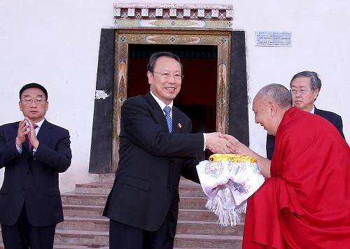 這是7月21日,率領(lǐng)昌都分團(tuán)的全國政協(xié)副主席、中央統(tǒng)戰(zhàn)部部長、中央代表團(tuán)副團(tuán)長杜青林在昌都強(qiáng)巴林寺向西藏自治區(qū)政協(xié)副主席、強(qiáng)巴林寺民管會(huì)主任宗洛·向巴克珠活佛(右)贈(zèng)送《中華大藏經(jīng)(藏文版)》。新華社記者 陳建力 攝