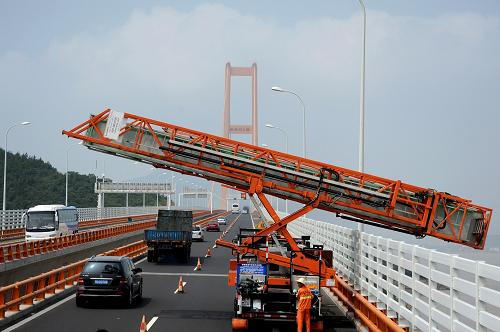 舟山跨海大橋迎來“體檢” 7月22日,浙江舟山跨海大橋日常養(yǎng)護(hù)項(xiàng)目部的技術(shù)人員操作橋檢車對(duì)舟山大橋進(jìn)行箱梁底部結(jié)構(gòu)檢查。 近日,浙江舟山跨海大橋迎來日常“體檢”,技術(shù)人員對(duì)大橋箱梁、支座、橋墩等構(gòu)件進(jìn)行預(yù)防性檢查作業(yè),以防患于未然。 新華社發(fā)(姚峰 攝)