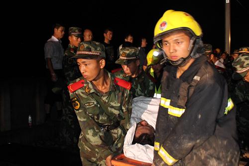 7月24日凌晨,武警官兵和消防人員在動車追尾事故現(xiàn)場搶救傷者。 7月23日20時50分,北京南至福州D301次列車與杭州至福州南D3115次列車在浙江溫州境內(nèi)發(fā)生追尾事故。D301次列車第1至4位脫線,D3115次列車第15、16位脫線。事故發(fā)生后,消防和武警官兵、醫(yī)護(hù)人員和當(dāng)?shù)厝罕姀乃拿姘朔节s到事故現(xiàn)場施救,緊張而有序地?fù)尵葌麊T。 新華社發(fā)(郭廣杰 攝)