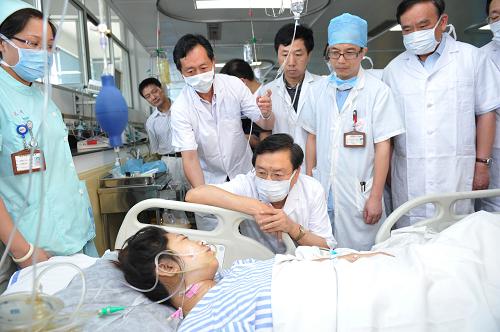 張德江抵達(dá)溫州指導(dǎo)“7·23”甬溫線特別重大鐵路交通事故救援、善后處理和事故調(diào)查工作 7月24日,受胡錦濤總書記、溫家寶總理委派,中共中央政治局委員、國務(wù)院副總理張德江率有關(guān)部門負(fù)責(zé)同志趕赴溫州,指導(dǎo)“7·23”甬溫線特別重大鐵路交通事故救援、善后處理和事故調(diào)查工作。 這是張德江在溫州市第三人民醫(yī)院,代表胡錦濤總書記、溫家寶總理看望并親切慰問受傷人員。 新華社記者王曄攝