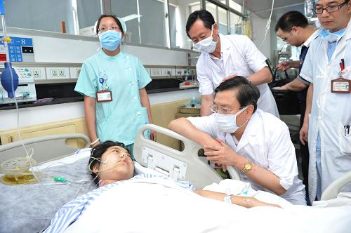 7月24日,受胡錦濤總書記、溫家寶總理委派,中共中央政治局委員、國務(wù)院副總理張德江率有關(guān)部門負(fù)責(zé)同志趕赴溫州,指導(dǎo)“7·23”甬溫線特別重大鐵路交通事故救援、善后處理和事故調(diào)查工作。 這是張德江在溫州市第三人民醫(yī)院,代表胡錦濤總書記、溫家寶總理看望并親切慰問受傷人員。 新華社記者王曄攝