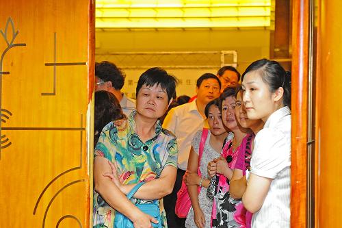 8月19日,申請(qǐng)戶在搖號(hào)排序現(xiàn)場(chǎng)會(huì)上全神關(guān)注搖號(hào)排序進(jìn)程。 當(dāng)日,上海市黃浦區(qū)住房保障部門在大光明電影院舉行黃浦區(qū)第一批經(jīng)濟(jì)適用住房搖號(hào)排序現(xiàn)場(chǎng)會(huì)。本次搖號(hào)排序按照公開、公平、公正原則,采取搖號(hào)方式,對(duì)1344戶申請(qǐng)家庭或者單身申請(qǐng)人通過全市統(tǒng)一專用搖號(hào)軟件程序隨機(jī)排序,產(chǎn)生輪候序號(hào),建立輪候名冊(cè)。 新華社發(fā)(郭長(zhǎng)耀 攝)