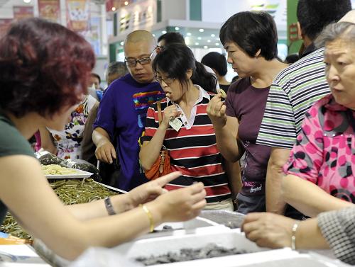 第十屆中國長春農(nóng)業(yè)·食品博覽(交易)會閉幕 8月21日,觀眾在農(nóng)博園3號館內(nèi)品嘗臺灣小吃。 當(dāng)日,第十屆中國長春農(nóng)業(yè)·食品博覽(交易)會閉幕。展會結(jié)束后,長春農(nóng)博園現(xiàn)代種植業(yè)展示區(qū)、高新設(shè)施農(nóng)業(yè)展示區(qū)、君子蘭種植區(qū)將繼續(xù)開放,以方便觀眾參觀和進(jìn)行果蔬采摘等活動。 新華社記者 林宏 攝