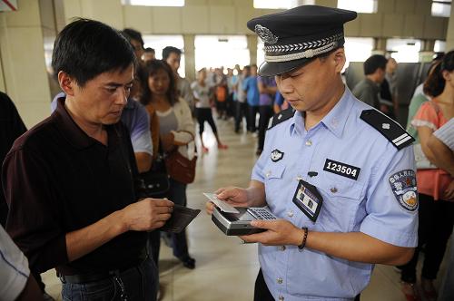 8月21日,銀川鐵路公安處民警在銀川火車(chē)站對(duì)旅客進(jìn)行身份證信息核查。 近日,學(xué)生返校、農(nóng)民工返城、旅游等客流疊加,銀川市迎來(lái)暑運(yùn)客流高峰。寧夏銀川鐵路公安處加強(qiáng)警力,通過(guò)加強(qiáng)巡邏、旅客身份核查等措施保障暑運(yùn)安全。 新華社記者 王鵬 攝