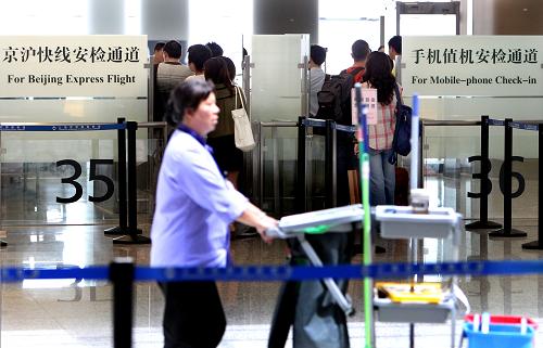 8月29日,旅客在上海虹橋國(guó)際機(jī)場(chǎng)等待安檢。 自8月28日零時(shí)起,上海虹橋國(guó)際機(jī)場(chǎng)和浦東國(guó)際機(jī)場(chǎng)將安檢級(jí)別提高至2級(jí),相當(dāng)于2010年上海世博會(huì)期間的安檢標(biāo)準(zhǔn),按民航管理部門目前的統(tǒng)一部署,該標(biāo)準(zhǔn)計(jì)劃執(zhí)行至9月7日。安檢標(biāo)準(zhǔn)升級(jí)后,旅客脫鞋、解皮帶的幾率將有所提高,攜帶箱包的旅客開箱率也會(huì)增加。 新華社記者凡軍攝