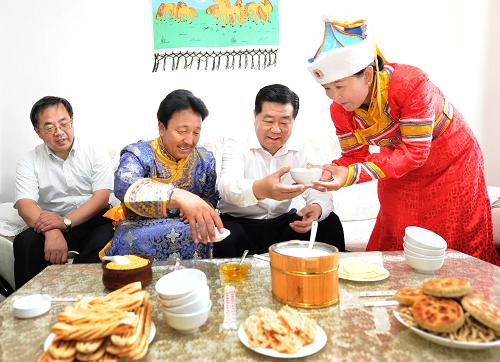 這是8月29日,賈慶林來到沙漠牧民新村蒙古族牧民家中做客并詢問生產(chǎn)生活情況。 新華社記者劉建生攝