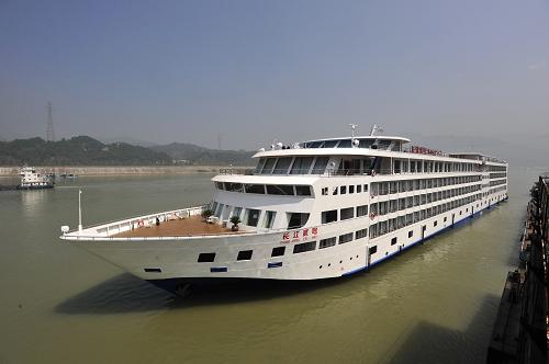 8月31日,“長江貳號”游輪駛離湖北省宜昌市夷陵區(qū)三斗坪碼頭。 世界內河噸位最大的頂級豪華游輪“長江貳號”于8月29日從重慶港開始首航,游輪沿三峽國際黃金旅游線順水而下,最終到達三峽工程所在地宜昌。“長江貳號”是目前內河游輪中總噸位最大、載客人數(shù)最多、服務功能最全的豪華游輪,總長139米,寬19.6米,高17米,共6層,總噸位達1.3萬噸級,擁有長江上首個室內恒溫游泳池和首個室內影劇院,最大載客量452人。 新華社發(fā)(鄭家裕 攝)