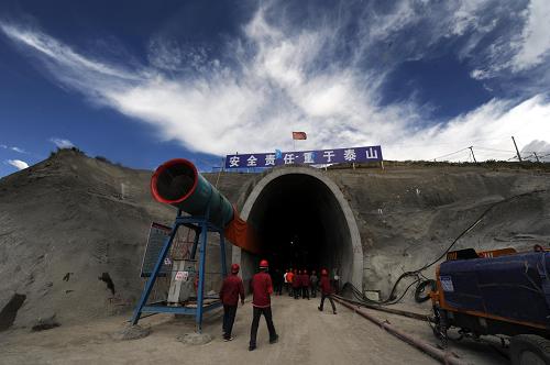 拉日鐵路進(jìn)入建設(shè)高潮 9月1日,在拉日鐵路六號(hào)標(biāo)段隧道口,建設(shè)者前往隧道作業(yè)。 近期,青藏鐵路延長(zhǎng)線(xiàn)拉(拉薩)日(日喀則)鐵路逐漸進(jìn)入建設(shè)高潮,鐵路建設(shè)者抓住有利時(shí)機(jī)晝夜奮戰(zhàn),確保工程按時(shí)完工。 據(jù)悉,拉日鐵路于2010年開(kāi)工建設(shè),全長(zhǎng)253公里,工期為4年。建成后將進(jìn)一步擴(kuò)大青藏鐵路的影響范圍,徹底改變西藏西南部地區(qū)依靠公路運(yùn)輸?shù)膯我痪置?,改善和提高西藏全區(qū)的投資環(huán)境和對(duì)外開(kāi)放水平。 新華社記者 文濤 攝