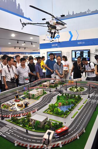 9月2日,在寧波舉行的智博會(huì)展廳,觀眾參觀智能城市交通系統(tǒng)模型。 當(dāng)日,國(guó)內(nèi)首個(gè)以智慧城市為主題的博覽會(huì)——2011中國(guó)智博會(huì)在寧波國(guó)際會(huì)展中心開幕。博覽會(huì)以“薈萃智慧應(yīng)用,建設(shè)智慧城市”為主題,通過(guò)智慧城市展覽展示和主題論壇等活動(dòng),集中展示智慧城市建設(shè)應(yīng)用的新技術(shù)、新產(chǎn)品、新成果。據(jù)了解,本屆智博會(huì)吸引了300多家企業(yè)參展,其中國(guó)內(nèi)外知名IT廠商占到了七成。 新華社發(fā)(張培堅(jiān) 攝)