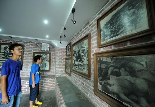 9月3日,兩名學(xué)生在重慶大轟炸慘案遺址參觀。新華社記者 周衡義 攝