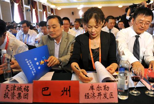 9月3日,簽約代表在亞歐博覽會(huì)內(nèi)聯(lián)簽約現(xiàn)場(chǎng)簽約。新華社記者 王菲 攝