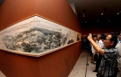 海峽兩岸畫(huà)家聯(lián)袂創(chuàng)作66米《新富春山居圖》亮相國(guó)博 9月8日,觀眾在參觀《新富春山居圖》。 當(dāng)日,由海峽兩岸畫(huà)家聯(lián)袂創(chuàng)作的66米國(guó)畫(huà)長(zhǎng)卷《新富春山居圖》在北京國(guó)家博物館首次向公眾展出?!缎赂淮荷骄訄D》由中央文史研究館館員、大陸著名山水畫(huà)家宋雨桂主筆,臺(tái)灣著名水墨畫(huà)家江明賢、國(guó)務(wù)院參事室副主任王明明等兩岸畫(huà)家歷時(shí)一年創(chuàng)作完成。 新華社記者汪永基攝