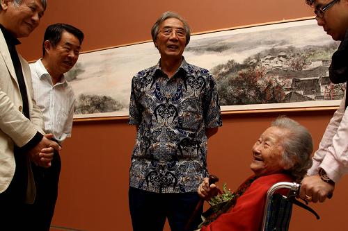9月8日,畫(huà)家宋雨桂(中)向參觀者介紹《新富春山居圖》。 當(dāng)日,由海峽兩岸畫(huà)家聯(lián)袂創(chuàng)作的66米國(guó)畫(huà)長(zhǎng)卷《新富春山居圖》在北京國(guó)家博物館首次向公眾展出?!缎赂淮荷骄訄D》由中央文史研究館館員、大陸著名山水畫(huà)家宋雨桂主筆,臺(tái)灣著名水墨畫(huà)家江明賢、國(guó)務(wù)院參事室副主任王明明等兩岸畫(huà)家歷時(shí)一年創(chuàng)作完成。 新華社記者汪永基攝