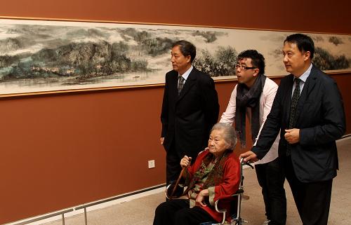 9月8日,畫(huà)家王明明(右一)向參觀者介紹《新富春山居圖》。 當(dāng)日,由海峽兩岸畫(huà)家聯(lián)袂創(chuàng)作的66米國(guó)畫(huà)長(zhǎng)卷《新富春山居圖》在北京國(guó)家博物館首次向公眾展出?!缎赂淮荷骄訄D》由中央文史研究館館員、大陸著名山水畫(huà)家宋雨桂主筆,臺(tái)灣著名水墨畫(huà)家江明賢、國(guó)務(wù)院參事室副主任王明明等兩岸畫(huà)家歷時(shí)一年創(chuàng)作完成。 新華社記者汪永基攝