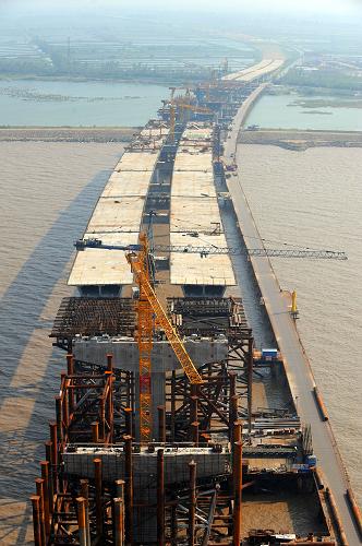 這是9月13日拍攝的南岸已見雛形的大橋。 新華社記者 徐昱 攝