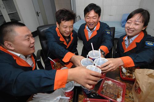10月1日,堅守在工作崗位的濟南市急救中心主治醫(yī)師李稚軍(右二)和同事們舉杯共慶“國慶快樂”。當日是國慶節(jié),在大多數(shù)人都在享受國慶假期的日子,山東濟南市120急救中心的主治醫(yī)師李稚軍和同事們依然堅守在急救的工作崗位上,確保人民群眾在節(jié)假日的生命安全。