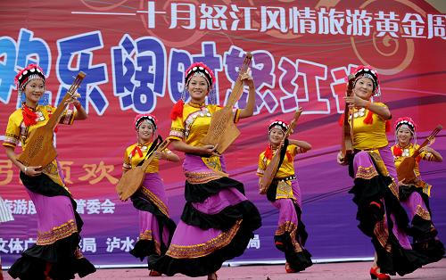 10月1日,一些少數(shù)民族姑娘在云南民族村內(nèi)載歌載舞,喜迎國慶。當日是國慶節(jié),在云南省昆明市郊的云南民族村內(nèi),少數(shù)民族群眾和游客載歌載舞,盡情狂歡,慶祝中華人民共和國成立62周年,并祝愿祖國繁榮富強,民族團結進步。今年國慶長假期間,來自云南省怒江傈僳族自治州的160名少數(shù)民族演員帶來了精彩的原生態(tài)歌舞及民族傳統(tǒng)競賽,為游人展現(xiàn)云南多姿多彩的民族風情。