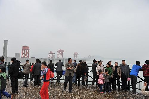 10月3日,游客在三峽大壩旅游區(qū)185米觀景平臺(tái)游覽。當(dāng)日,三峽大壩旅游區(qū)共接待中外游客2.4萬(wàn)人次,創(chuàng)日接待游客量歷史新高。“十一”長(zhǎng)假正值三峽工程175米試驗(yàn)性蓄水期間,不少游客慕名前往三峽大壩旅游區(qū),一睹“高峽平湖”美景。