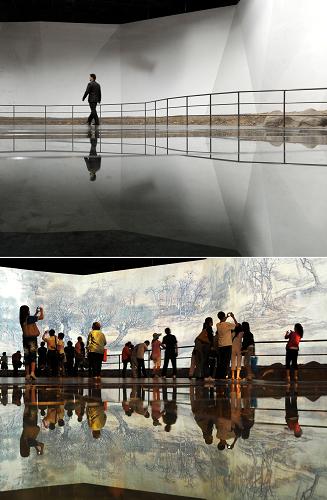 上圖:2011年10月10日,巨型動(dòng)態(tài)版《清明上河圖》已結(jié)束展覽;下圖:2011年5月29日,游客在中國館內(nèi)參觀巨型動(dòng)態(tài)版《清明上河圖》(拼版照片)。新華社發(fā)(鈕一新 攝)