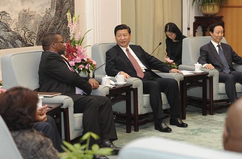 10月10日,中共中央政治局常委、國家副主席習(xí)近平在北京人民大會(huì)堂會(huì)見由總書記格維德·曼塔謝率領(lǐng)的南非非國大全國執(zhí)委研修班一行。 新華社記者 馬占成 攝