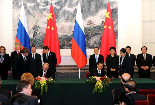 這是溫家寶和普京在文件上簽字。新華社記者 饒愛(ài)民 攝