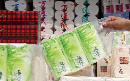 10月11日,一名市民在山東省棗莊市振興批發(fā)市場選購紙巾產(chǎn)品。新華社發(fā)(吉喆 攝)